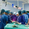 Các bác sỹ thực hiện ca phẫu thuật cho bệnh nhân. (Ảnh: PV/Vietnam+)