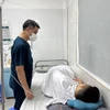 Một học sinh ngộ độc thuốc lá thế hệ mới điều trị tại Bệnh viện Bạch Mai. (Ảnh: T.G/Vietnam+)