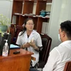 Bác sỹ tại Trung tâm Kiểm soát Bệnh tật tỉnh Kiên Giang tư vấn về thuốc cho bệnh nhân HIV. (Ảnh: T.G/Vietnam+)