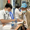 Bác sỹ tư vấn, khám chữa bệnh cho người dân. (Ảnh: PV/Vietnam+)