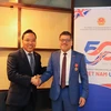 Đại sứ Việt Nam tại Vương quốc Anh Nguyễn Hoàng Long công bố và trao cho Chủ tịch kiêm Tổng Giám đốc AstraZeneca Việt Nam tại Anh. (Ảnh: PV/Vietnam+)