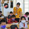 Học sinh và giáo viên Trường Phổ thông dân tộc bán trú tiểu học xã Khâu Vai (Hà Giang) đeo khẩu trang để phòng, chống bệnh bạch hầu. (Ảnh: Hoàng Hiếu/TTXVN) 