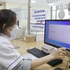 Nhân viên y tế dùng máy quét QR code trên Căn cước công dân gắn chíp để tra cứu thông tin người bệnh tại Trung tâm y tế huyện Tân Yên, Bắc Giang. (Ảnh: Đồng Thúy/TTXVN)