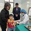 Nhân viên y tế tiêm vaccine 5 trong 1 cho trẻ tại tỉnh Tuyên Quang. (Ảnh: PV/Vietnam+)