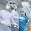 Các chuyên gia trong nước và quốc tế phẫu thuật nội soi robot cho bệnh nhân ung thư. (Ảnh: PV/Vietnam+)