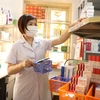 Nhân viên y tế làm công tác cấp phát thuốc trong bệnh viện. (Ảnh: PV/Vietnam+)
