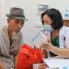 Phát thuốc miễn phí cho các thương, bệnh binh, gia đình chính sách, thân nhân gia đình liệt sỹ trên địa bàn tỉnh Bắc Giang. (Ảnh: Danh Lam/TTXVN)
