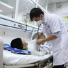 Bác sỹ theo dõi sức khỏe cho một bệnh nhân. (Ảnh: PV/Vietnam+)