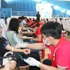 Đoàn viên thanh niên, người dân tham gia hiến máu. Ảnh: (Đinh Hương/TTXVN)