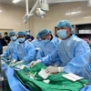 Các bác sĩ Viện Tim mạch Việt Nam trình diễn trực tiếp ca can thiệp mạch vành phức tạp. (Ảnh: PV/Vietnam+)