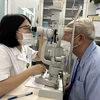 Bác sĩ Bệnh viện mắt Trung ương khám mắt cho bệnh nhân. (Ảnh: PV/Vietnam+)