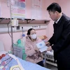 Tổng Giám đốc Bảo hiểm Xã hội Việt Nam Nguyễn Thế Mạnh tặng quà cho bệnh nhi đang điều trị tại Bệnh viện Nhi Trung ương. (Ảnh: PV/Vietnam+)