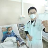 Điều trị cho bệnh nhân mắc cúm A tại Bệnh viện Thanh Nhàn. (Ảnh: Minh Quyết/TTXVN)