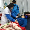 Nhân viên y tế thăm khám sức khoẻ cho người dân vùng cao. (Ảnh: PV/Vietnam+)