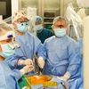 Các bác sĩ thực hiện phẫu thuật bằng phương pháp phẫu thuật nội soi toàn bộ cho bệnh nhi. (Ảnh: PV/Vietnam+)