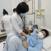Bác sĩ Bệnh viện Đa khoa Sài Gòn-Nha Trang thăm khám cho bệnh nhi nghi do ăn thức ăn ở quán cơm gà ở Nha Trang, tỉnh Khánh Hòa. (Ảnh: TTXVN phát) 