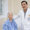 Phó giáo sư Phạm Văn Bình và bệnh nhân sau ca phẫu thuật. (Ảnh: PV/Vietnam+)