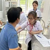 Nhân viên y tế khám bệnh, theo dõi sức khỏe cho người dân. (Ảnh: Nguyễn Nam/TTXVN)