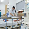Một bệnh nhân bị ngộ độc điều trị tại Trung tâm chống độc (Bệnh viện Bạch Mai). (Ảnh: Minh Quyết/TTXVN)