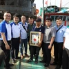Tặng tủ thuốc y tế cho ngư dân Quảng Ngãi vươn khơi bám biển