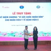 Bộ trưởng Bộ Y tế Đào Hồng Lan đã truy tặng Kỷ niệm chương “Vì sức khỏe nhân dân” cho Thạc sĩ, nữ hộ sinh Lộ Thị Thùy Linh – Khoa Phụ sản (Bệnh viện E). (Ảnh: PV/Vietnam+)