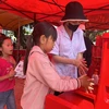 Chăm sóc sức khỏe, hướng dẫn trẻ em ở đảo Lý Sơn rửa tay với xà phòng