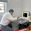 Nhân viên y tế kiểm tra máy siêu âm tại Trạm Y tế xã Bình Hòa, huyện Bình Sơn, tỉnh Quảng Ngãi. (Ảnh: T.G/Vietnam+)
