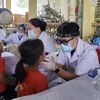 Bác sĩ Bệnh viện Hữu nghị Việt Nam-Cu Ba khám răng miệng cho học sinh trong chương trình. (Ảnh: PV/Vietnam+)