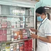 Nhân viên y tế tại Trạm Y tế xã Lương Hoà A (huyện Châu Thành, tỉnh Trà Vinh) làm công tác cấp phát thuốc cho người bệnh. (Ảnh: T.G/Vietnam+)