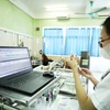 Nhân viên y tế theo dõi các thông số quản lý bệnh nhân trên máy tính. (Ảnh: Minh Quyết/TTXVN)