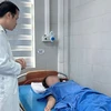 Bác sĩ thăm khám, theo dõi tình trạng cho bệnh nhân. (Ảnh: PV/Vietnam+)