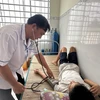 Khám, đo huyết áp cho người dân tại Trạm Y tế xã Vĩnh Phú Tây, huyện Phước Long, tỉnh Bạc Liêu. (Ảnh: T.G/Vietnam+)