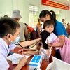 Bác sĩ khám sức khoẻ cho trẻ em trong Chương trình tại tỉnh Quảng Bình. (Ảnh: PV/Vietnam+)
