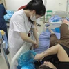 Công nhân Công ty TNHH Shinwon bị ngộ độc được chăm sóc tại Bệnh viện Hữu Nghị Lạc Việt. (Ảnh: Hoàng Hùng/TTXVN)