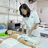 Bác sĩ Hoa khám và theo dõi sức khoẻ cho bệnh nhân. (Ảnh: PV/Vietnam+)