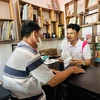 Nhóm đồng đẳng viên S66_Lotus tại tỉnh Đồng Tháp đang tư vấn cho các khách hàng trong công tác phòng chống HIV/AIDS. (Ảnh: T.G/Vietnam+)
