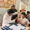 Bác sĩ khám cho trẻ trong Chương trình tại tỉnh Đắk Lắk. (Ảnh: PV/Vietnam+)