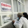 Người dân lấy thuốc tại một cơ sở y tế. (Ảnh: T.G/Vietnam+)