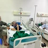 Hai bệnh nhân mắc bệnh do não mô cầu tại tỉnh Bắc Kạn đang điều trị tại Bệnh viện Bệnh Nhiệt đới Trung ương. (Ảnh: PV/Vietnam+)