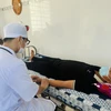 Nhân viên y tế chăm sóc sức khỏe cho người dân tại Trạm Y tế xã Vĩnh Hậu A, huyện Hòa Bình, tỉnh Bạc Liêu. (Ảnh: T.G/Vietnam+)
