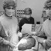 Các bác sĩ thực hiện ca phẫu thuật cắt khối u cho bệnh nhân. (Ảnh: PV/Vietnam+)