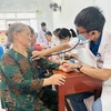 Thầy thuốc trẻ khám bệnh cho người dân tại tỉnh Quảng Ngãi. (Ảnh: T.G/Vietnam+)