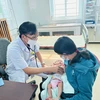 Bác sĩ khám bệnh cho trẻ nhỏ tại Trạm Y tế xã Cam Tuyền, huyện Cam Lộ, tỉnh Quảng Trị. (Ảnh: Thùy Giang/Vietnam+)
