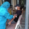 Nhân viên Trung tâm Y tế huyện Hiệp Hòa (Bắc Giang) kiểm tra tình hình sức khỏe và lấy mẫu xét nghiệm cho các trường hợp có nguy cơ lây nhiễm bệnh bạch hầu cao. (Ảnh: TTXVN phát)