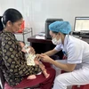 Nhân viên y tế tại huyện Cam Lộ, tỉnh Quảng Trị tiêm phòng vaccine cho trẻ nhỏ. (Ảnh: T.G/Vietnam+)