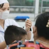 Nhân viên y tế tiêm vaccine phòng sởi-rubella cho trẻ tại phường Mễ Trì, quận Nam Từ Liêm. (Ảnh: Minh Quyết/TTXVN)