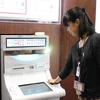 Một số quốc gia đã sử dụng công nghệ quét vân tay tại máy ATM để tăng tính an toàn bảo mật. Trong ảnh là máy ATM quét vân tay của hãng Fujitsu (Nguồn: Vietnam+)
