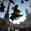 Tượng phù thủy Befana cưỡi chổi đem quà đến cho trẻ em Italy ở quảng trường Navona, Rome. (Nguồn: ANSA)