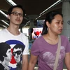 Thân nhân hành khách đi trên máy bay thẫn thờ ở sân bay tại Kuala Lumpur, nơi chiếc máy bay cất cánh. (Nguồn: Chinadaily)