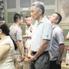 Thủ tướng Singapore Lý Hiển Long xếp hàng mua gà rán